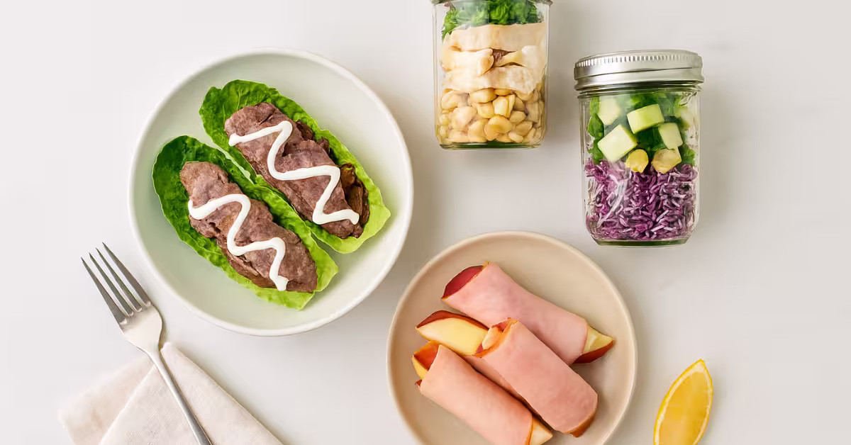 Featured hero image of office-friendly high-protein lunches — roast beef lettuce boats, turkey-white bean jar, smoked tofu salad jar, and ham-apple-cheddar roll-ups — no-cook, 10-minute meals.
